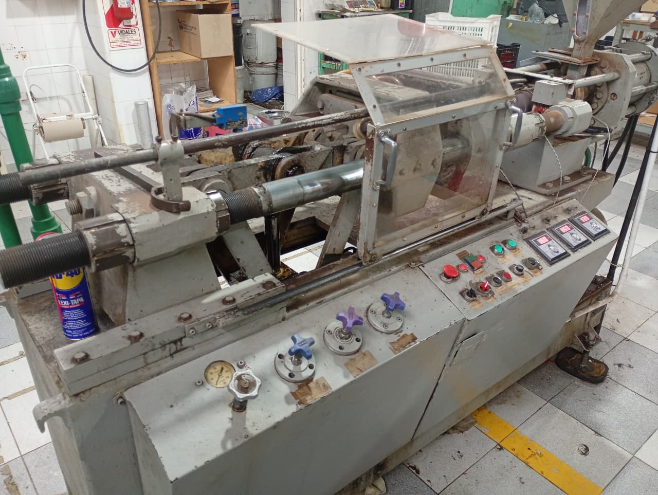 Reparación de una inyectora de plástico semiautomática